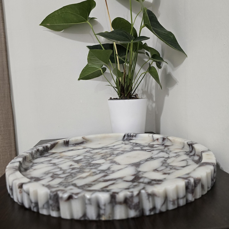 XXL Round Marble Tray With Fluted Edge: Table Top image 4