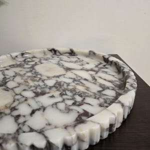 XXL Round Marble Tray With Fluted Edge: Table Top image 11