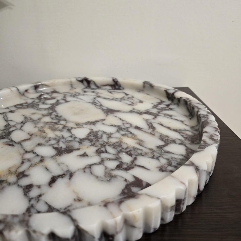 XXL Round Marble Tray With Fluted Edge: Table Top image 11