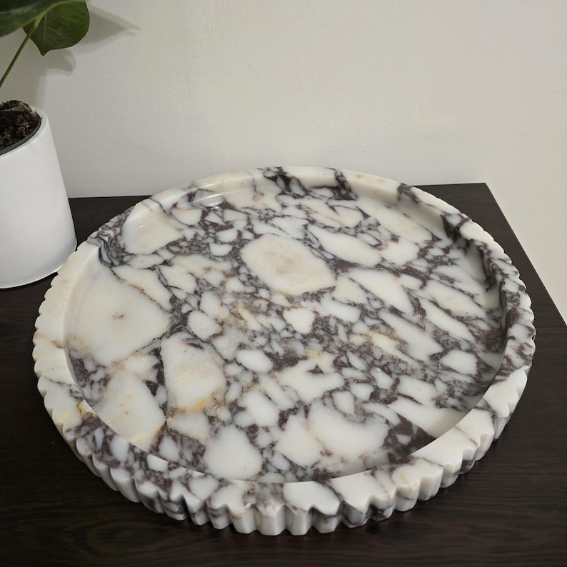 XXL Round Marble Tray With Fluted Edge: Table Top image 10