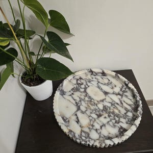 XXL Round Marble Tray With Fluted Edge: Table Top image 12