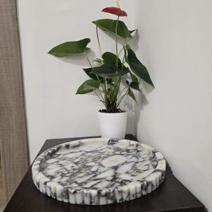 XXL Round Marble Tray With Fluted Edge: Table Top image 14