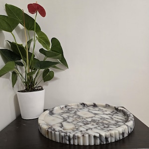 XXL Round Marble Tray With Fluted Edge: Table Top image 5