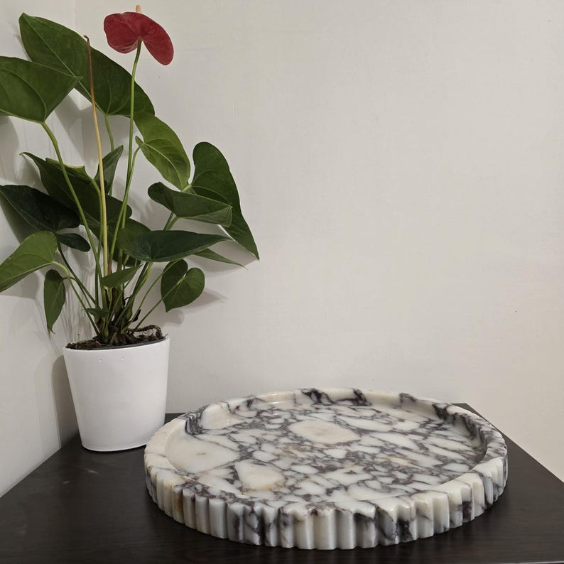 XXL Round Marble Tray With Fluted Edge: Table Top image 5