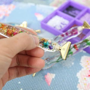 Bolígrafo ergonómico de resina con forma de flor para pintar con diamantes, cabezales de bolígrafo con punta de taladro de múltiples posiciones, bolígrafo para pintar con diamantes, accesorios para bolígrafos de diamantes, regalos