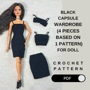 Peut inclure: Une robe de poupée noire au crochet et trois autres pièces noires au crochet, dont un haut, une jupe et un bandeau. La poupée porte la robe. Le texte sur l'image indique "BLACK CAPSULE WARDROBE (4 PIECES BASED ON 1 PATTERN) FOR DOLL CROCHET PATTERN PDF."