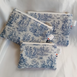 Flache Taschen mit blauem Toile de Jouy-Muster