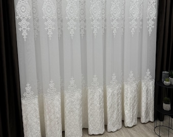 Cortina transparente sobre base de bambú con inserciones de terciopelo y elegante bordado, pieza decorativa de tul.