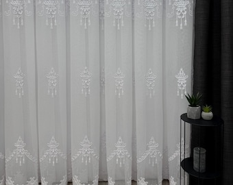 Cortina transparente estilo bohemio con estructura de bambú, terciopelo bordado y detalles de piedra para salas de estar y dormitorios.