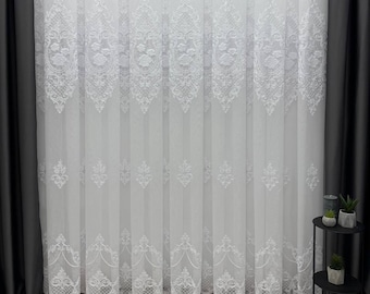 Elegante tul de bambú con preciosas costuras de chenilla y cortinas transparentes.