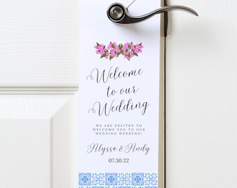 Puede incluir: Un colgador de puerta blanco con un diseño floral y el texto "Bienvenido a nuestra boda" con los nombres Alyssa & Andy y la fecha 07.30.22.