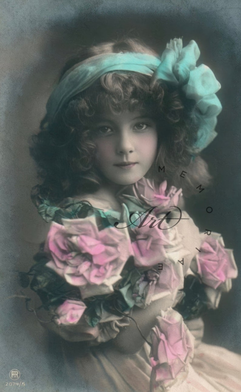 AHCP13-0053- GRETE REINWALD AVEC CHAPEAU ET FLEURS HEUREUSE ANNEE