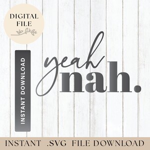 Può includere: Un download digitale di un file SVG con il testo "yeah nah." in grigio su uno sfondo di legno bianco.