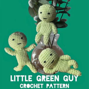 Puede incluir: Tres figuras de crochet verde, cada una en una pose diferente, se muestran sobre un fondo verde. Las figuras llevan todas un atuendo simple de crochet verde. Las figuras están dispuestas en un jarrón con un tallo verde.