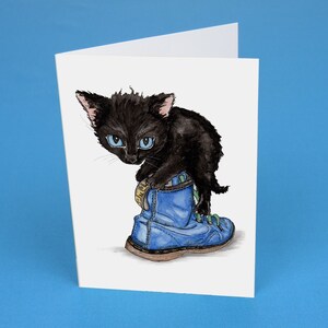 Biglietto d'auguri gattino nero su stivale Doc Marten / gatto nero
