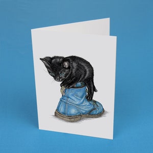 Chaton noir sur la botte bleue du Dr Marten Cartes De Vœux | Chat noir