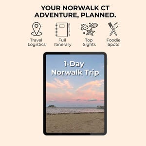Può includere: Un tablet digitale mostra una vista sulla spiaggia con il testo "1-Day Norwalk Trip". Sopra, il testo recita "YOUR NORWALK CT ADVENTURE, PLANNED". Sono presenti anche icone per la logistica di viaggio, l'itinerario, i luoghi d'interesse e i ristoranti.