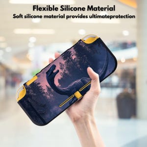 Può includere: Una custodia protettiva nera e gialla con un design a dinosauro. La custodia presenta una scena della foresta con una grafica di dinosauro. Il testo "Flexible Silicone Material" e "Soft silicone material provides ultimate protection" è visibile.