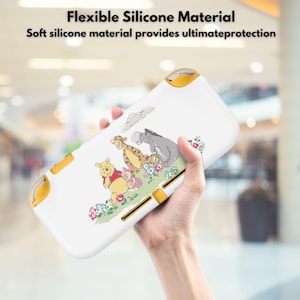 Könnte beinhalten: Weißes Silikongehäuse mit gelben Akzenten, das eine farbenfrohe Illustration von Winnie Puuh und seinen Freunden zeigt. Der Text "Flexible Silicone Material" und "Soft silicone material provides ultimate protection" ist vorhanden.