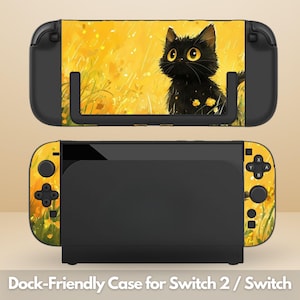 Könnte beinhalten: Schwarzes, dockfreundliches Gehäuse für Switch 2 / Switch mit gelb-grünem Design und einer Illustration einer schwarzen Katze. Das Gehäuse hat eine schwarze Basis und gelbe Seiten mit einem Katzen- und Blumendesign. Der Text "Dock-Friendly Case for Switch 2 / Switch" steht unten.