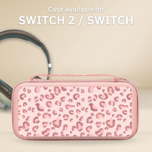Pode incluir: Estojo rosa para Switch 2 / Switch com estampa de leopardo. O estojo tem fecho de zíper e uma alça. O texto "Case Available for SWITCH 2 / SWITCH" está no topo.
