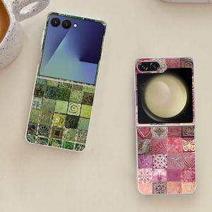 Puede incluir: Dos fundas para teléfono con diseños únicos. Una presenta un patrón de mosaico verde, mientras que la otra muestra una imagen celestial con baldosas rosas y moradas. Ambas fundas tienen un recorte para la cámara.