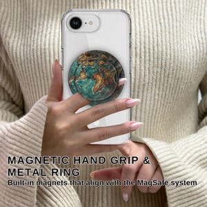 以下が含まれることがあります： 黒い持ち手と「But First, Coffee」のテキストが黒い太字で書かれた白いセラミックマグ。マグは木製の表面に置かれています。マグの高さは約10cmです。