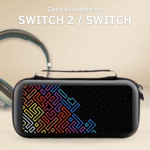Puede incluir: Estuche rectangular negro con un diseño geométrico colorido en la parte delantera. El estuche tiene cierre de cremallera y asa. El texto "Case Available for SWITCH 2 / SWITCH" está en la parte superior. Unos auriculares están en el fondo.