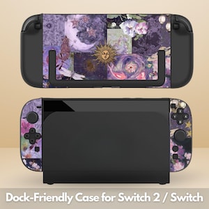 Puede incluir: Una funda protectora para consola con un diseño de collage morado que incluye motivos celestiales como un sol, estrellas y una luna, junto con patrones florales, una libélula y un gato. La funda se muestra en una consola y una base de carga.