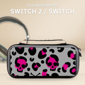 Pode incluir: Um estojo de transporte retangular preto para console de jogos com fundo cinza e um padrão repetitivo de caveiras rosa choque e manchas pretas estilo leopardo. O texto acima diz Case Available for SWITCH 2 / SWITCH.