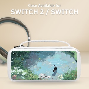 Puede incluir: Funda blanca para Switch 2/Switch con asa, con una ilustración de un gato negro en un estanque. La funda tiene cierre de cremallera y el nombre "Dave" está escrito en la parte inferior. Se ven unos auriculares en el fondo.