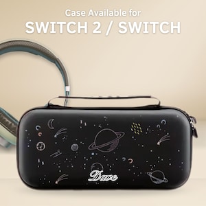 Può includere: Custodia nera per Switch 2 / Switch con un design a tema spaziale con pianeti, stelle e il nome "Dave" in corsivo bianco. La custodia è rettangolare con chiusura a cerniera. Il testo "Case Available for SWITCH 2 / SWITCH" è in alto.