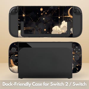 Peut inclure: Étui noir compatible avec la station d'accueil pour Switch 2 / Switch. L'étui présente un motif céleste avec des étoiles, des lunes et des nuages dorés sur fond noir. Le texte "Dock-Friendly Case for Switch 2 / Switch" est en bas.