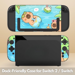 Puede incluir: Funda negra compatible con el dock para Switch 2 / Switch con un diseño colorido. La funda presenta un carpincho de dibujos animados flotando en el agua con gafas de sol. Los mandos tienen un diseño tropical azul y verde. El texto "Dock-Friendly Case for Switch 2 / Switch" está abajo.