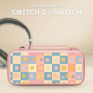 Può includere: Custodia rosa per Switch 2 / Switch con motivo floreale. La custodia ha un design a scacchiera con fiori gialli, rosa e blu. Il testo "Case Available for SWITCH 2 / SWITCH" è in alto.