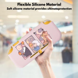 Puede incluir: Una funda de silicona rosa para consola de juegos portátil, con ilustraciones de dibujos animados y detalles amarillos. El texto "Flexible Silicone Material" y "Soft silicone material provides ultimate protection" es visible.