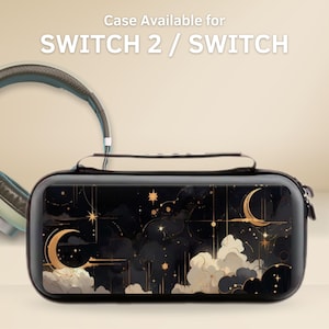 Puede incluir: Funda negra para Switch 2 / Switch con un diseño celestial con lunas doradas, estrellas y nubes. La funda tiene cierre de cremallera y unos auriculares a juego son parcialmente visibles en el fondo. El texto "Case Available for SWITCH 2 / SWITCH" está en la parte superior.