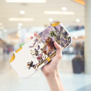 Può includere: Custodia bianca e gialla per Nintendo Switch Lite con un'illustrazione colorata di personaggi di videogiochi. La custodia presenta dettagli gialli e un design grafico dettagliato sul retro.