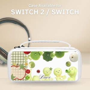 Pode incluir: Estojo branco para Switch 2 / Switch com um design extravagante com personagens de desenhos animados verdes, maçãs e folhas. O estojo tem uma alça e um fecho de zíper. O texto "Case Available for SWITCH 2 / SWITCH" está no topo.