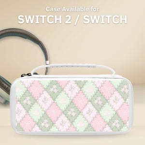 Pode incluir: Estojo branco para Switch 2 / Switch com um padrão acolchoado em rosa e verde. O estojo tem uma alça branca e o texto "Case Available for SWITCH 2 / SWITCH" na parte superior. Os fones de ouvido são parcialmente visíveis no fundo.