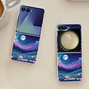 Puede incluir: Dos teléfonos plegables abiertos con fundas a juego. Las fundas presentan un diseño de cielo nocturno con luna llena, estrellas y nubes coloridas. La parte inferior de la funda tiene un campo de flores y el nombre "Dave" en cursiva.
