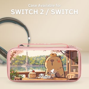 Puede incluir: Funda rosa para Switch 2 / Switch con un oso de dibujos animados disfrutando de un bocadillo. La funda tiene cierre de cremallera y un gráfico de un oso con una rosquilla en la cabeza, un pastel y una taza de café. El texto "Case Available for SWITCH 2 / SWITCH" está arriba.