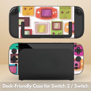 Op de afbeelding: Een zwarte dock-vriendelijke hoes voor een Switch 2 / Switch. De hoes heeft een kleurrijk patroon van retro handheld gameconsoles in verschillende kleuren, waaronder rood, groen en geel, op een witte achtergrond. De tekst "Dock-Friendly Case for Switch 2 / Switch" staat onderaan.
