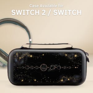 Può includere: Custodia nera per Switch 2 / Switch con un design celeste con pianeti e stelle. La custodia ha una chiusura a cerniera e un manico. Il testo "Case Available for SWITCH 2 / SWITCH" è visualizzato in alto.