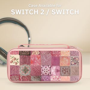 Pode incluir: Estojo rosa para Switch 2 / Switch com um design de patchwork de vários padrões em relevo em tons de rosa, roxo e bege. O estojo tem fecho de correr e uma pega superior. O texto na imagem diz "Case Available for SWITCH 2 / SWITCH".
