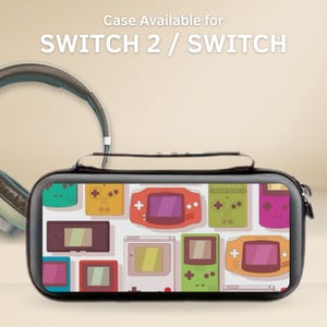 Op de afbeelding: Zwarte hoes met een kleurrijk patroon van retro handheld gameconsoles. De hoes is ontworpen voor Switch 2 / Switch. Een koptelefoon is zichtbaar op de achtergrond.