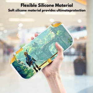 Può includere: Una custodia protettiva bianca e gialla per un dispositivo di gioco, con un'illustrazione di un personaggio di un videogioco in un ambiente forestale. Il testo "Flexible Silicone Material" e "Soft silicone material provides ultimate protection" è visibile.