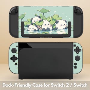Könnte beinhalten: Eine schwarze und mintgrüne Nintendo Switch-Hülle mit einem Panda-Bären-Design. Die Hülle zeigt eine Illustration von Pandas in einem Teich mit Seerosenblättern. Der Text "Dock-Friendly Case for Switch 2 / Switch" steht unten.
