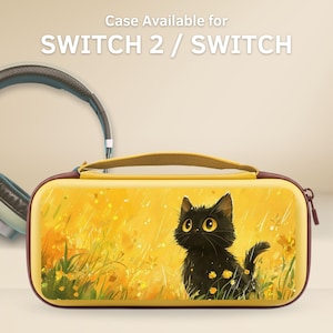 Puede incluir: Funda amarilla para Switch 2 / Switch con una ilustración de un gato negro con ojos amarillos, sobre un campo amarillo con flores. La funda tiene un borde marrón, un asa amarilla y el texto "Case Available for SWITCH 2 / SWITCH". Un auricular es parcialmente visible en el fondo.