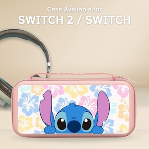 以下が含まれることがあります： ピンク色のSwitch 2 / Switchケース。青い漫画のキャラクターが大きく、耳と目があり、カラフルな花の模様で囲まれています。ケースにはジッパーとハンドルが付いています。上部のテキストは「Case Available for SWITCH 2 / SWITCH」と書かれています。